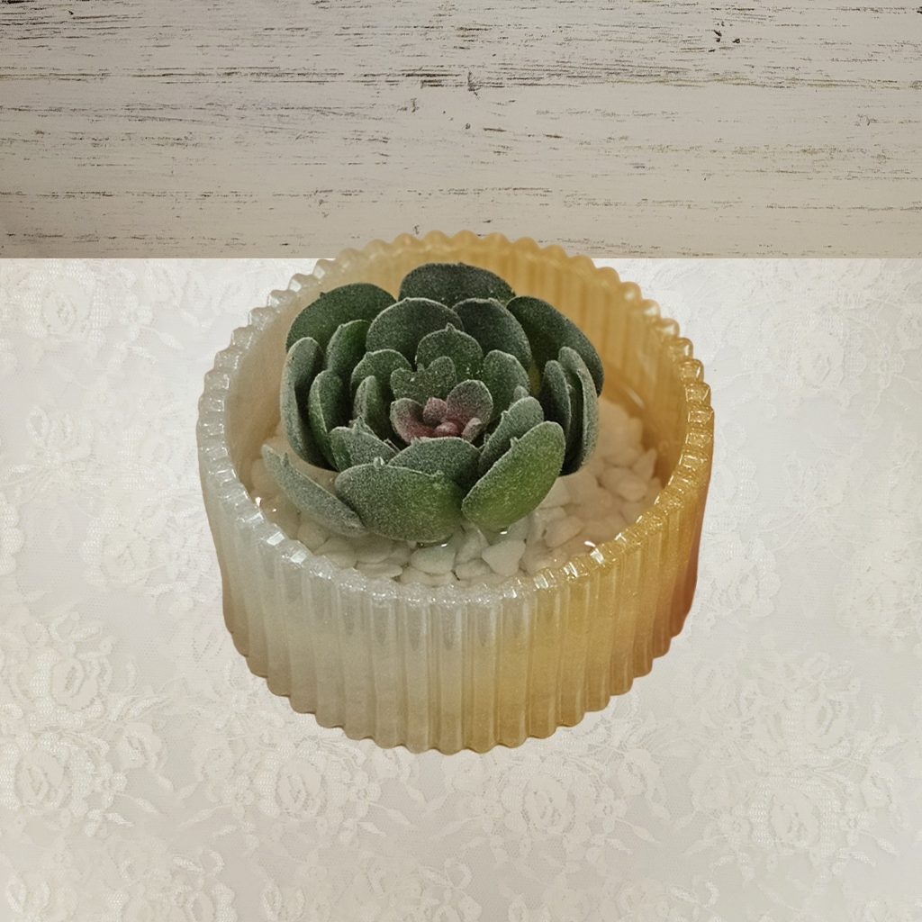 Planter – Resin with Succulants and White Stones
