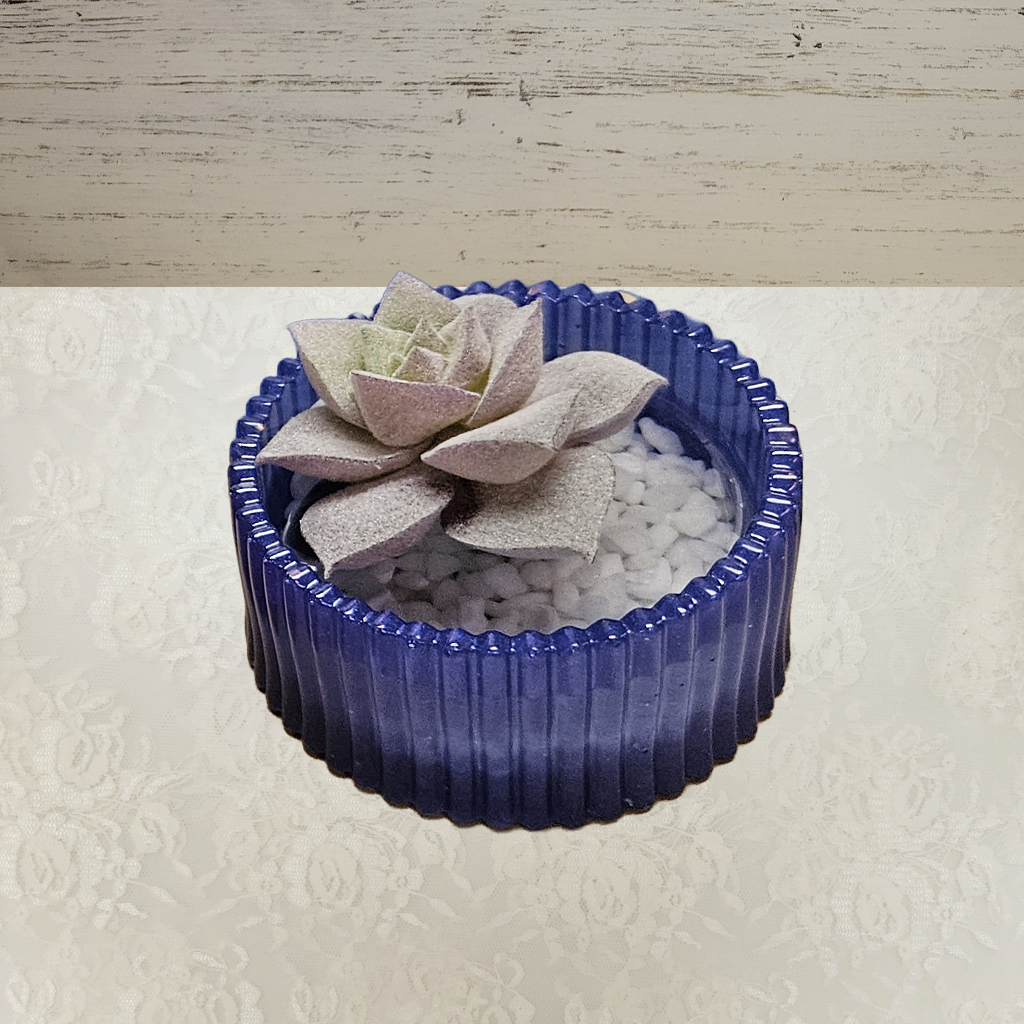 Planter – Resin with Succulants and White Stones