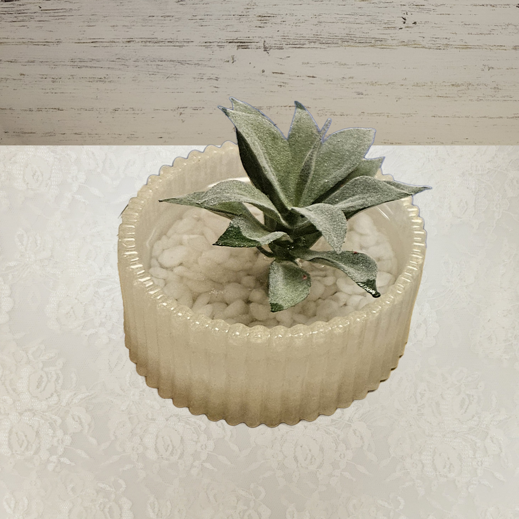 Planter – Resin with Succulants and White Stones